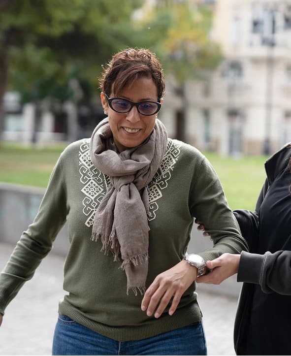 Imagen de una señora caminando con dificultades.