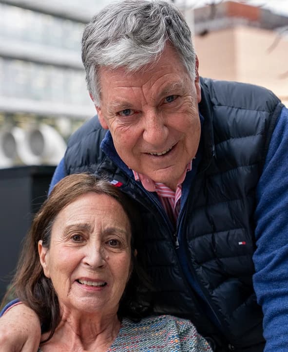 Imagen de un matrimonio sonriendo mirando a cámara.