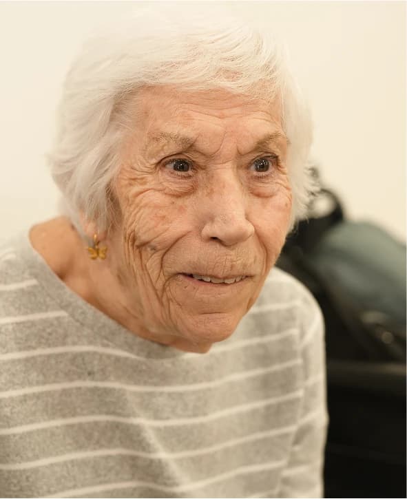 Imagen de una señora mayor mirando a cámara.