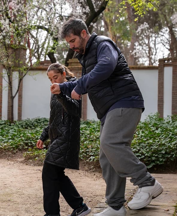 Imagen de un señor volviendo a caminar con ayuda.