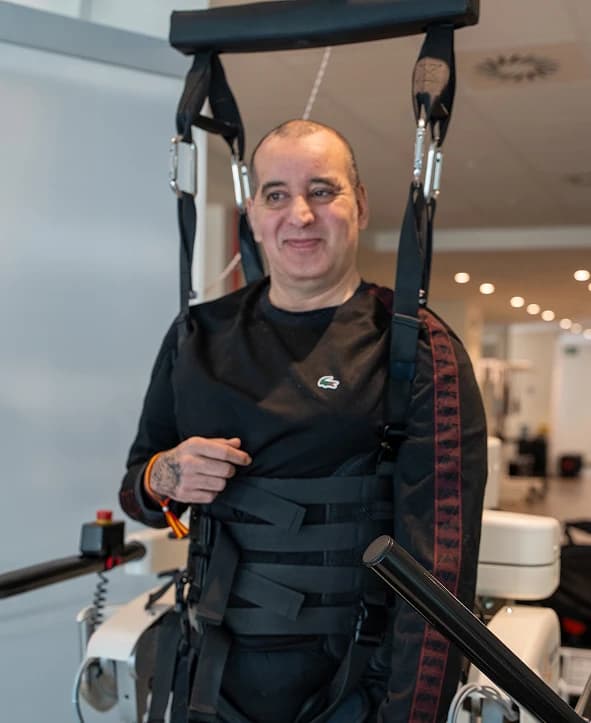 Imagen de un señor recibiendo terapia de rehabilitación.
