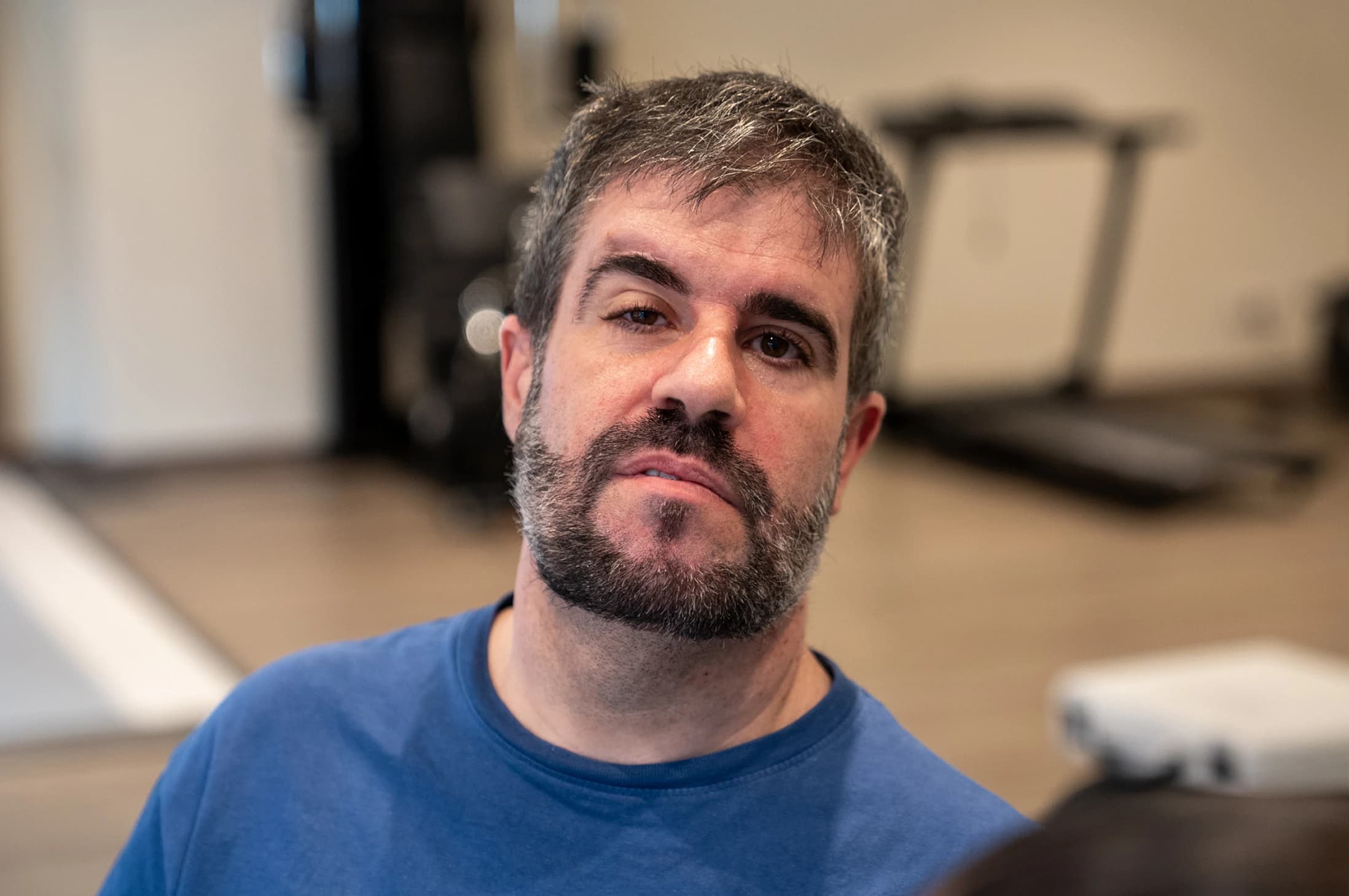 Imagen de una mujer de perfil con aspecto feliz.