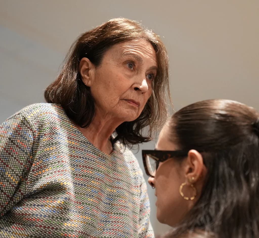 Mujer mayor mirando al frente.