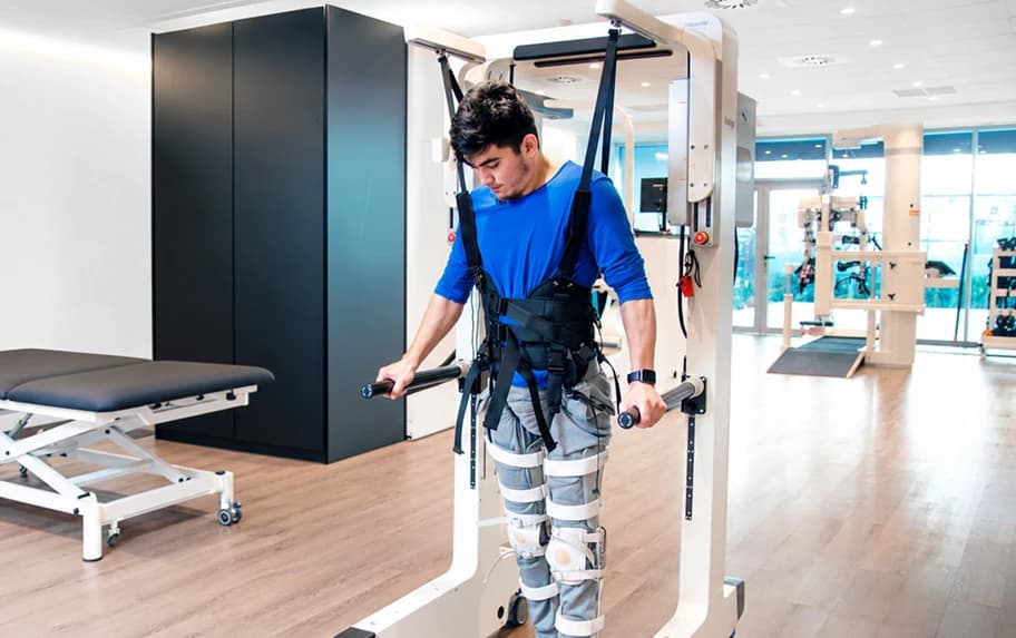 Persona caminando con el sistema de soporte Andago.