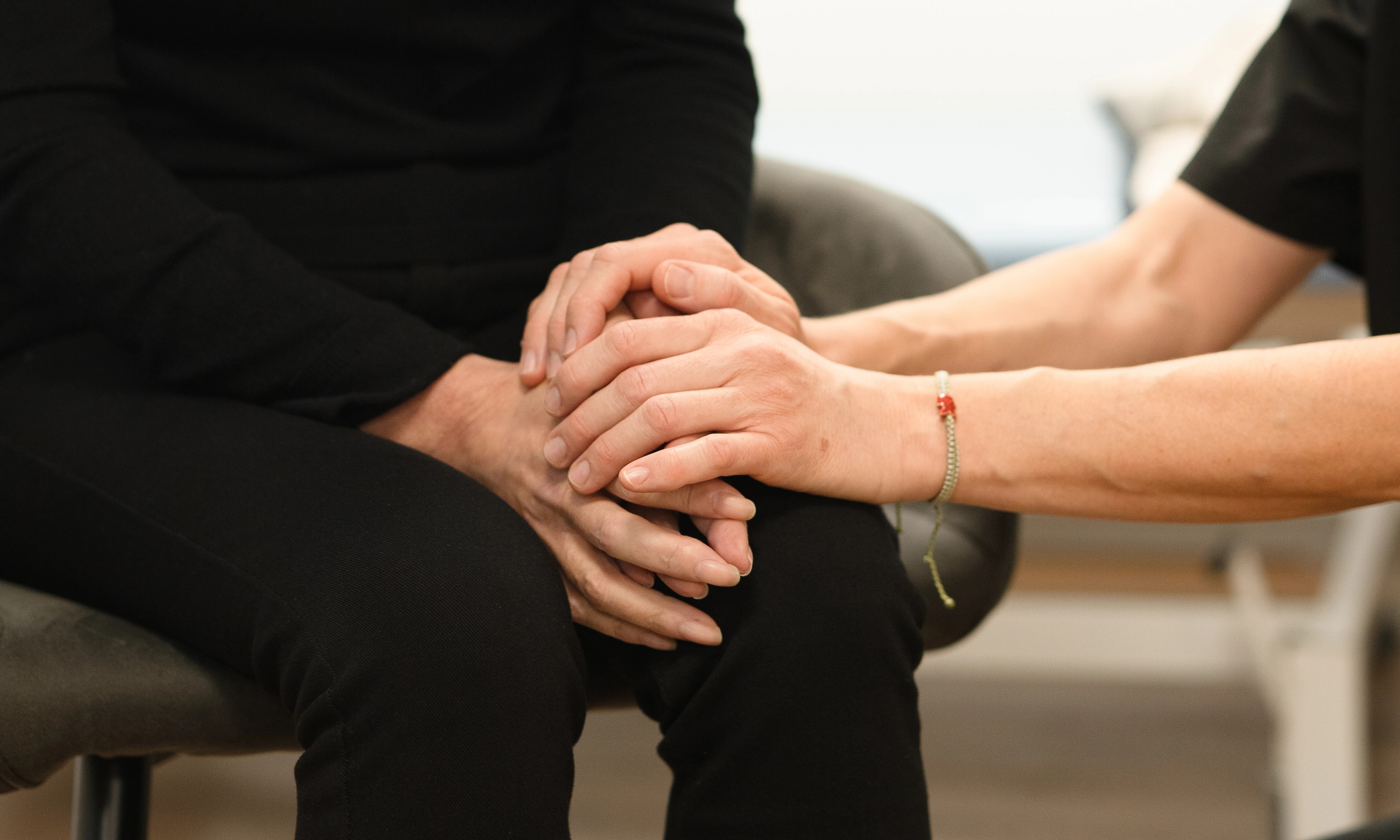 Imagen de dos mujeres conversando en un sofá.