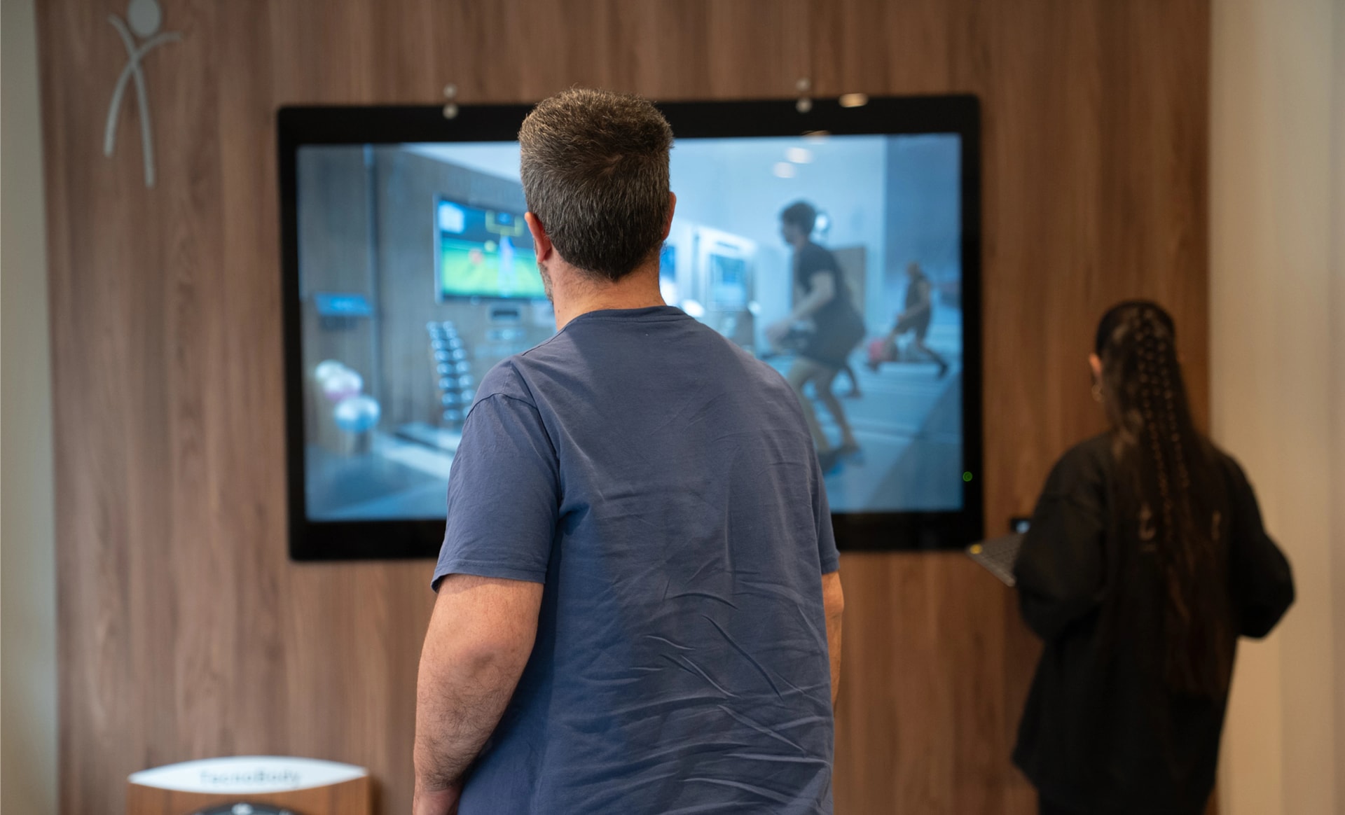 Imagen de un hombre de espaldas mirando una pantalla.