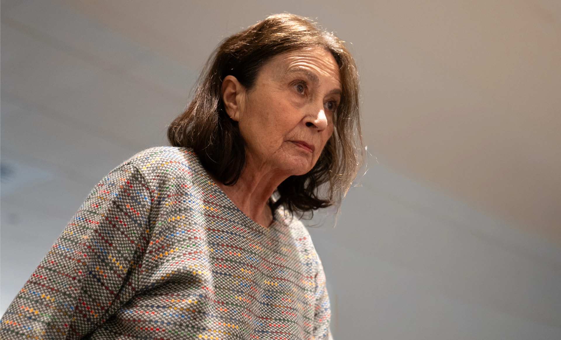 Imagen de una mujer mirando al frente con expresión seria.
